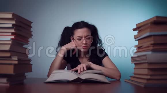 小女孩厌倦了看书和作业视频的预览图
