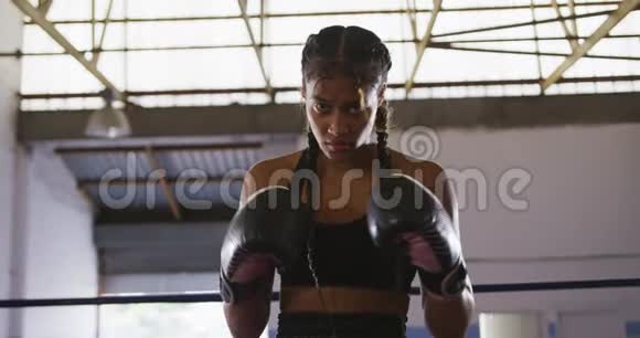 戴拳击手套的混血女人视频的预览图