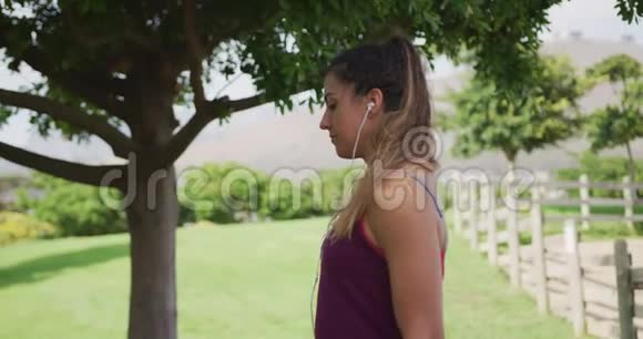 高加索女人在公园里伸展视频的预览图