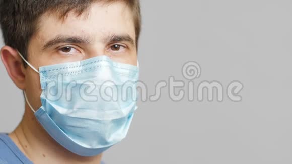 戴医用防护面具的医生羞羞掩藏着脸男人保护着拒绝评论观念医学视频的预览图