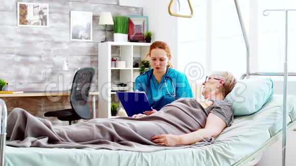 社会工作者咨询一位躺在病床上的老年残疾妇女视频的预览图