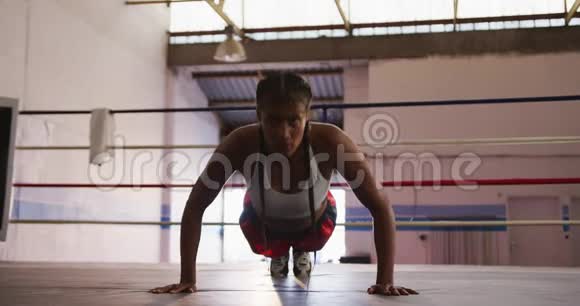 参加拳击运动的混血女人视频的预览图