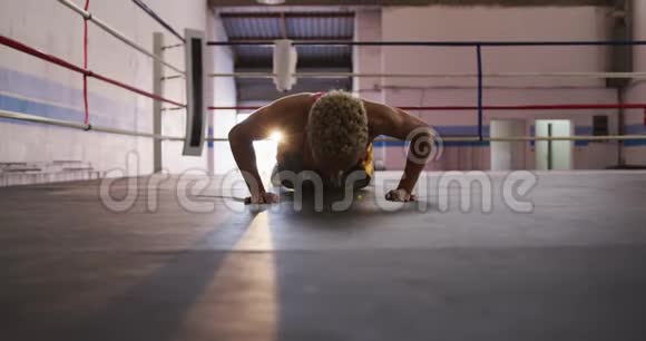 参加拳击运动的混血女人视频的预览图