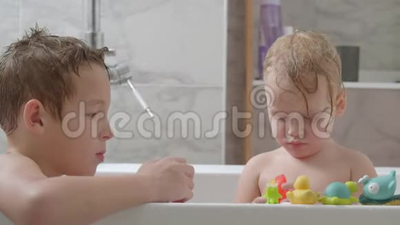 小兄弟在洗澡和玩玩具视频的预览图