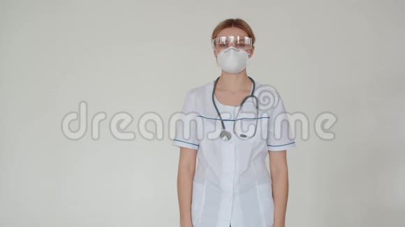 护士女孩自信地把手叠在肚子上对着镜头微笑穿着白色制服的女医生视频的预览图