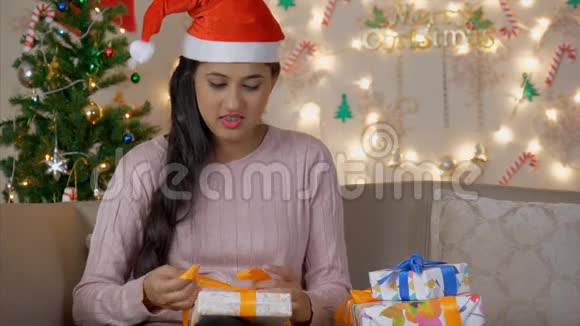 美丽微笑的女人为家人包装圣诞礼物视频的预览图