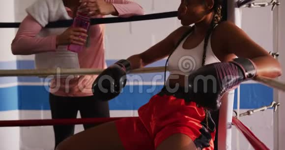 混合种族女子教练混合种族运动员视频的预览图