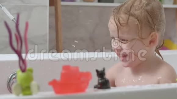 小女孩在洗澡和泼水中玩耍视频的预览图