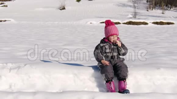 穿着雪服的可爱的小女孩在雪冬的乡下玩雪鞋徒步旅行视频的预览图