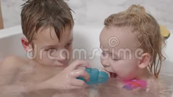 男孩和妹妹在洗澡视频的预览图