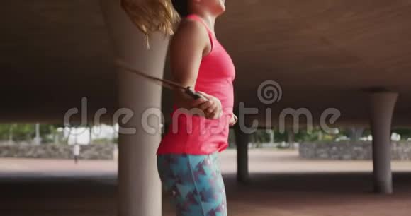 高加索女人在桥下工作视频的预览图