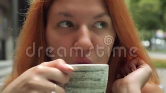 红头发的千禧妇女喜欢在露天喝酒视频的预览图