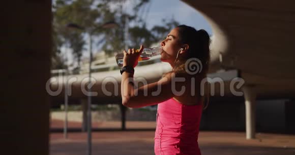 高加索女人在桥下喝水视频的预览图