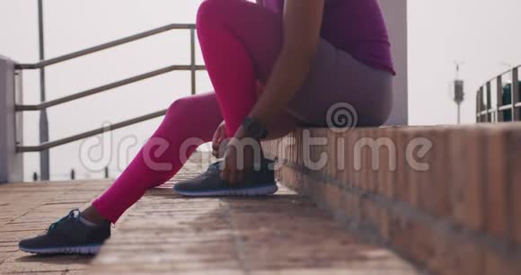 高加索女人准备在公园里跑步视频的预览图