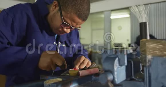 混合种族男子在工厂工作视频的预览图