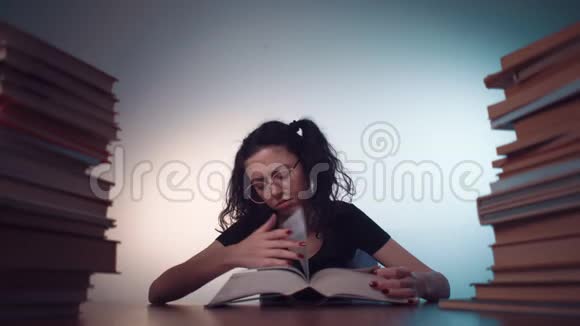 小女孩厌倦了看书和做作业视频的预览图