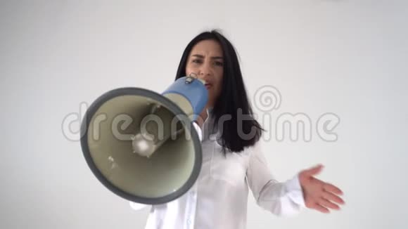 女孩把演讲稿推到演讲者身上用手做手势一个穿着白色上衣的抗议者说视频的预览图
