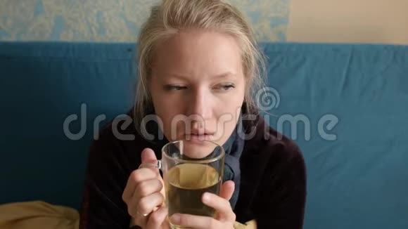 女人生病喝热茶视频的预览图