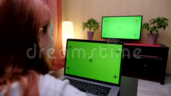 电视电脑绿屏女全高清女人看电视用绿色屏幕截图的电脑视频的预览图