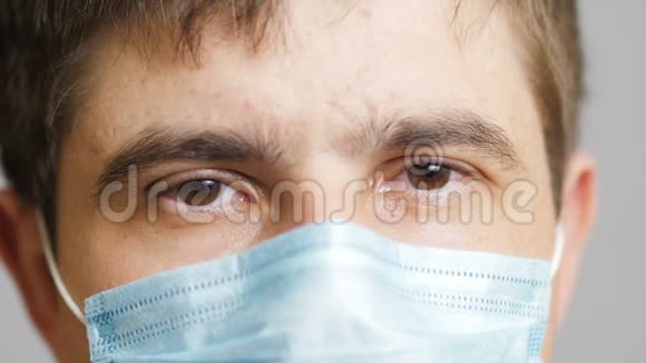 把医生的脸闭上摘下医疗面具用手掌遮住他的脸从记者概念医学和健康视频的预览图