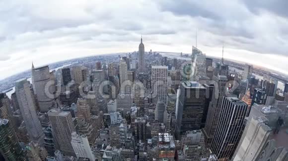 鱼眼空中的早晨到晚上的时间间隔全景曼哈顿市中心纽约现代建筑视频的预览图