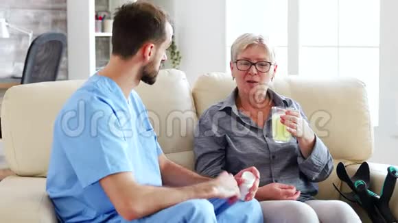 养老院的老年妇女与男医生交谈视频的预览图