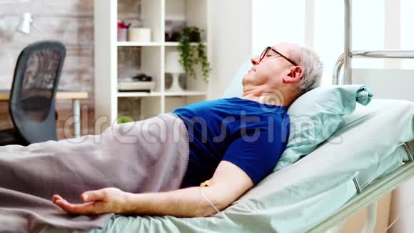 躺在病床上的老人画像视频的预览图