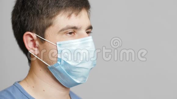 灰色工作室背景概念医学与希望专科专科医生戴防护口罩的严肃年轻医生视频的预览图