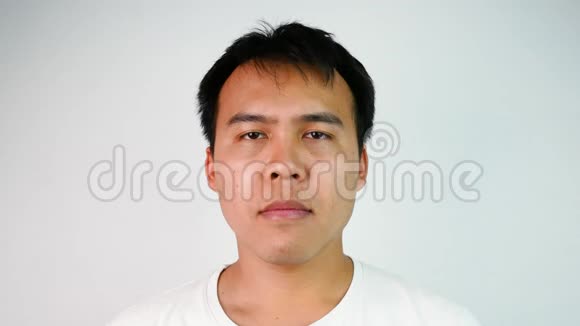 闭上严肃的亚洲男人的肖像闭上眼睛揉揉他的头表达对灰色背景的沮丧和压力E视频的预览图