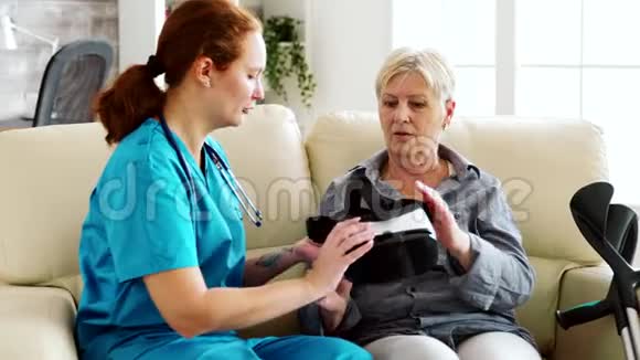 帮助老年妇女体验虚拟现实的女护士视频的预览图