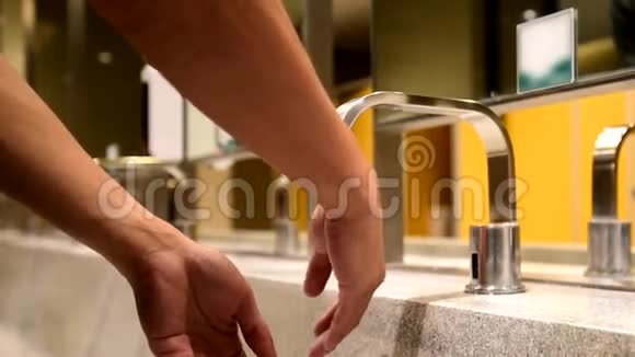 洗手间洗手视频的预览图
