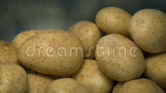 许多土豆在水槽里洗视频的预览图