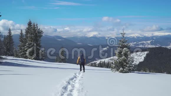 冬天一个背着背包的人在山里旅行视频的预览图