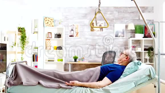 躺在养老院病床上的退休老人和残疾人视频的预览图