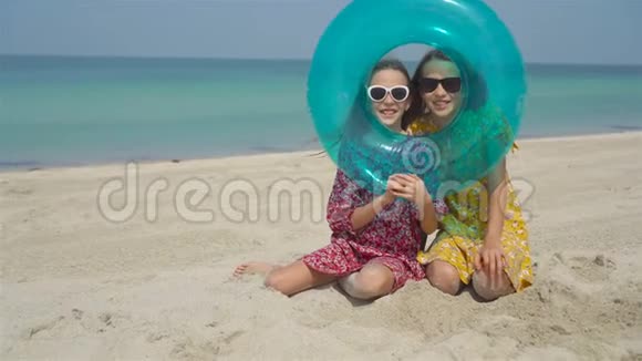 暑假期间可爱的小女孩一起玩视频的预览图