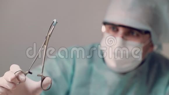 医生拿着带医疗器械的蓝色药片检查药片视频的预览图