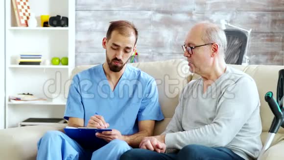 一位在光明疗养院的男护士谈论他的健康问题视频的预览图