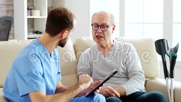 白种人男护士与一名疗养院实习生谈论他的健康问题视频的预览图