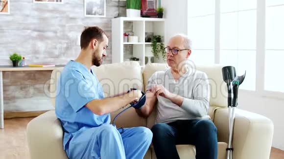 男性护士测量男性养老金领取者的血压视频的预览图