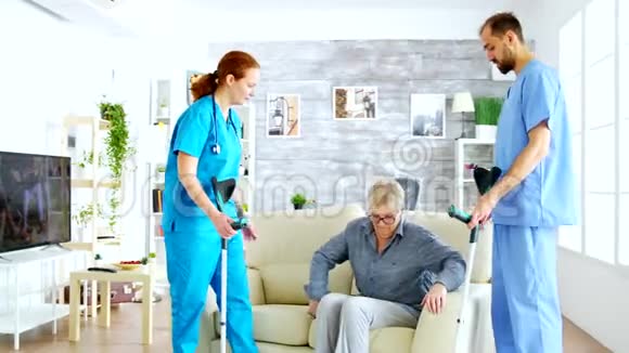 一位老年妇女用拐杖帮女护士视频的预览图