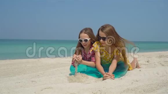 暑假期间可爱的小女孩一起玩视频的预览图