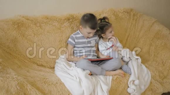 在客厅里使用数字平板电脑的幼儿视频的预览图