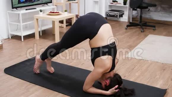 在家练习瑜伽的白人女人视频的预览图
