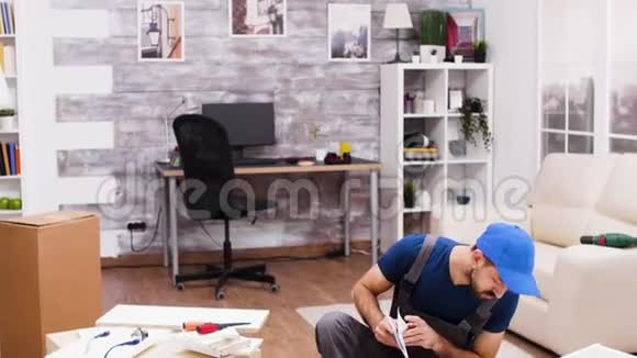 男工在新家具上搭架子视频的预览图