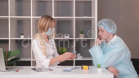 医生拿起药给病人医生从包里拿出一个蓝色的胶囊给视频的预览图