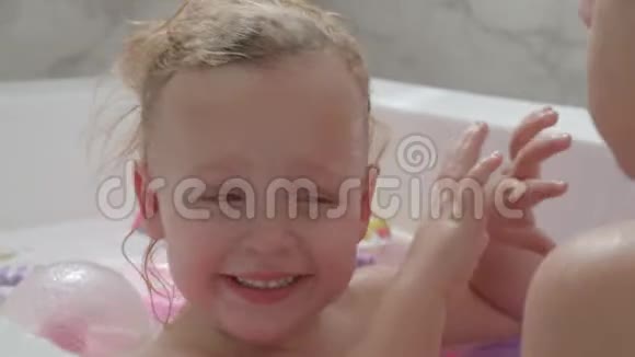 一张和弟弟一起洗澡的女孩子脸的特写视频的预览图
