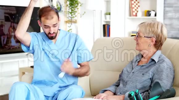 在养老院听老妇人心跳的白人男医生视频的预览图