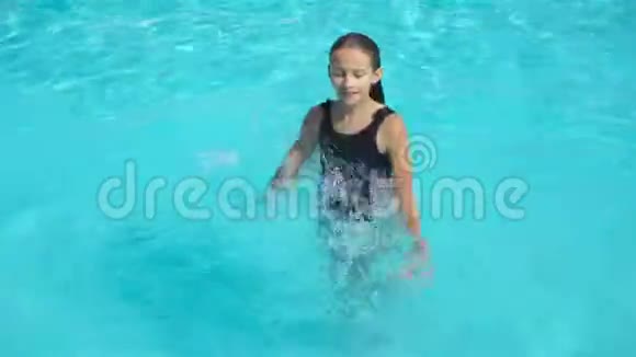 户外游泳池的小可爱女孩视频的预览图