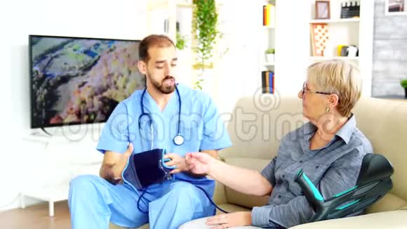 护理院留胡子的医生接受血压视频的预览图
