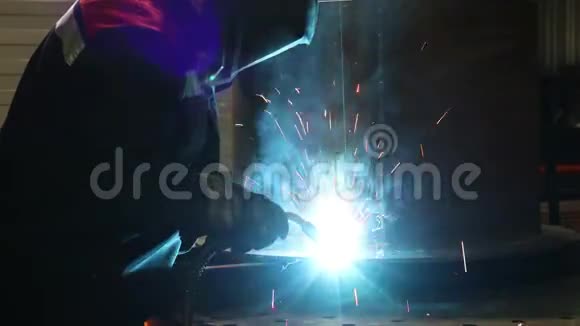 在生产车间工作的焊工视频的预览图